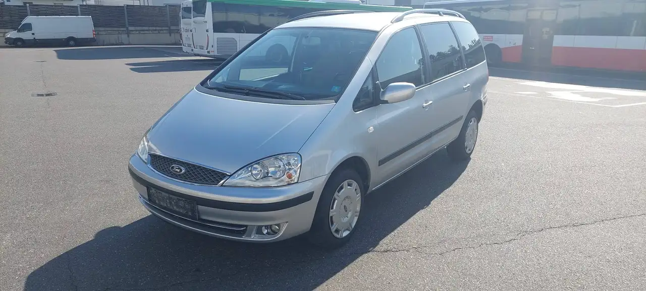Ford Galaxy Galaxy Ghia 1,9 PD TD Ghia — photo 1 of 19