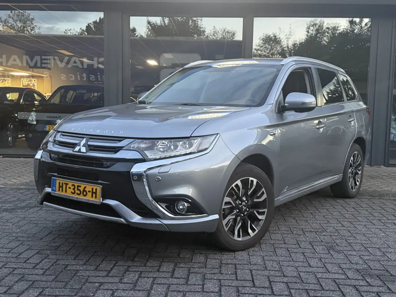 Mitsubishi Outlander 2.0 PHEV Instyle Hybride Full options NL Auto!! — photo 1 of 29