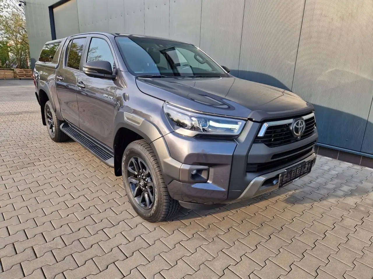 Toyota Hilux Double Cab Invincible 4x4 — photo 1 of 15