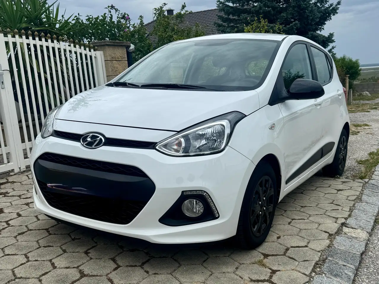 Hyundai i10 i10 1,25 Black LineBlack Line — photo 1 of 8