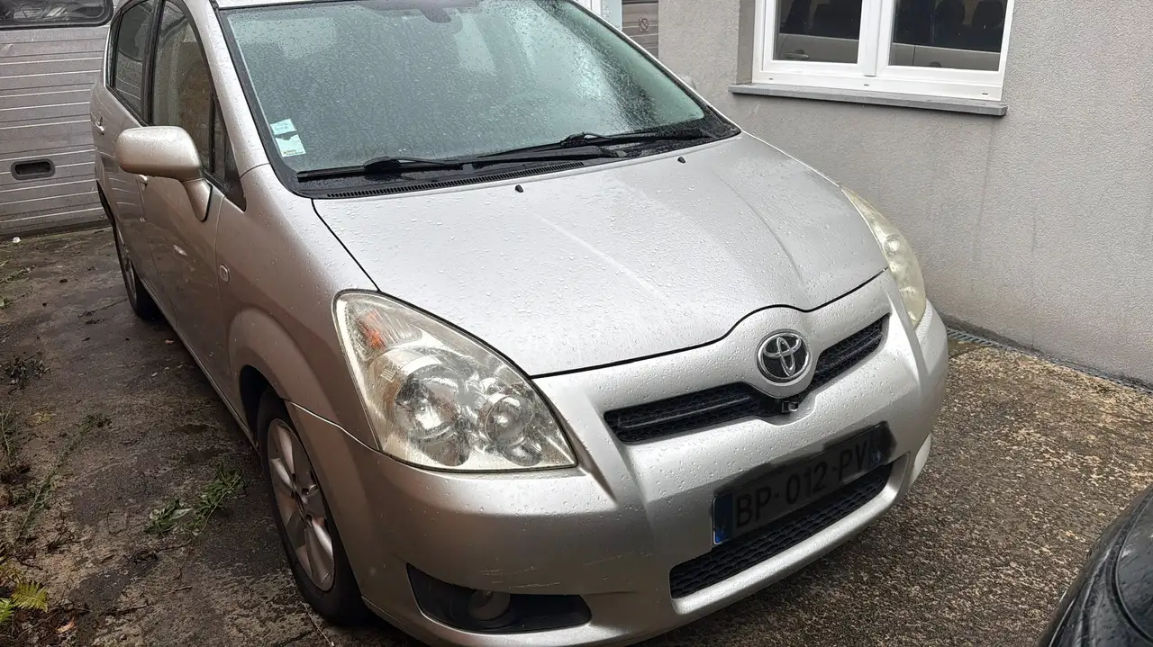 Toyota Corolla Verso 2.2 Turbo D4D 16v Linea Sol Tech EXPORT! — photo 1 of 9