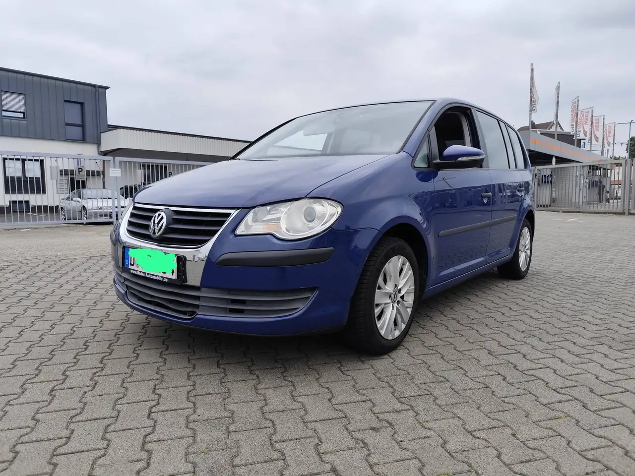 Volkswagen Touran Touran 1.6 — photo 1 of 12