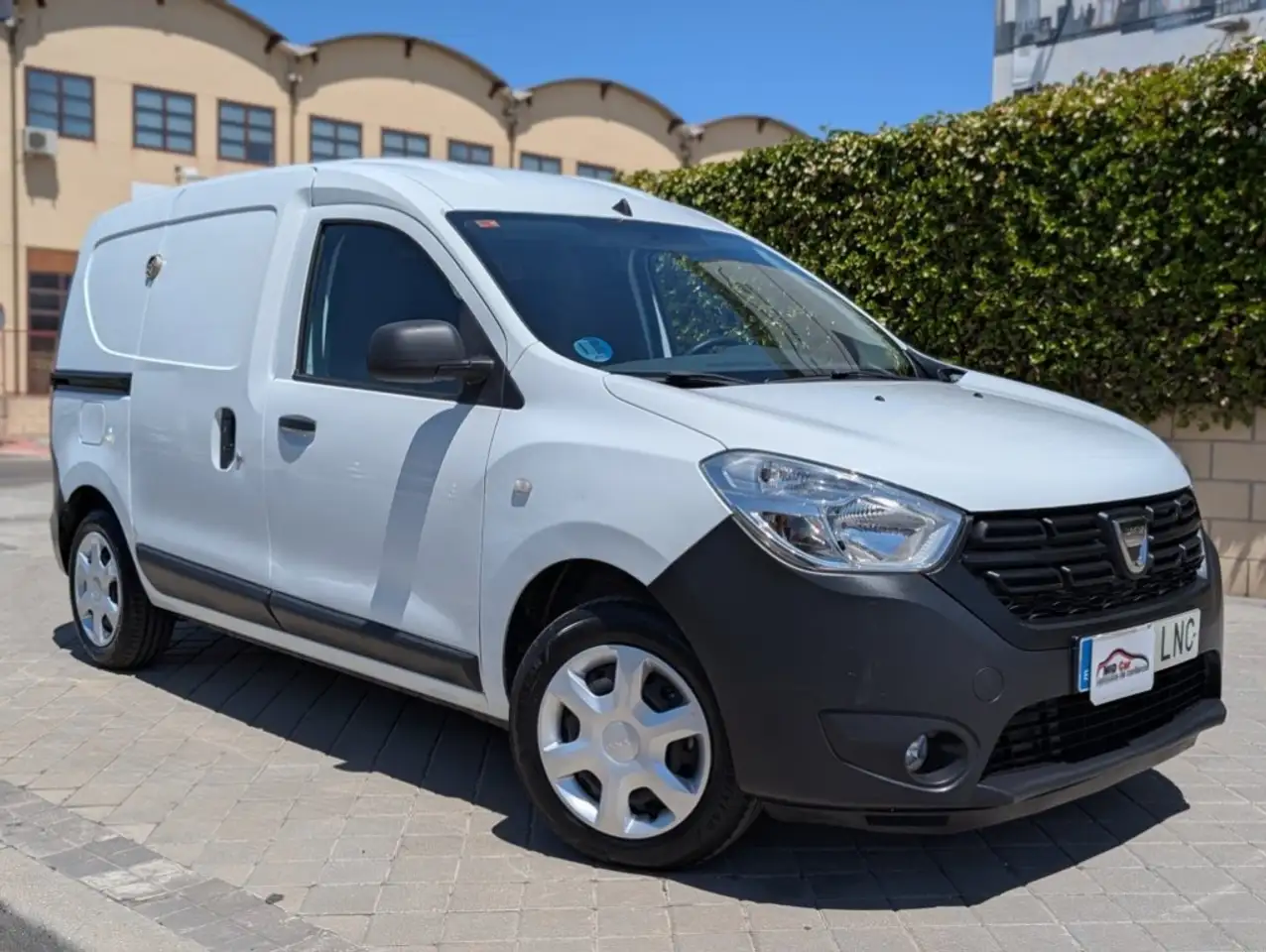 Dacia Dokker Comercial Van 1.6 GLP Essential 80kW — photo 1 of 15