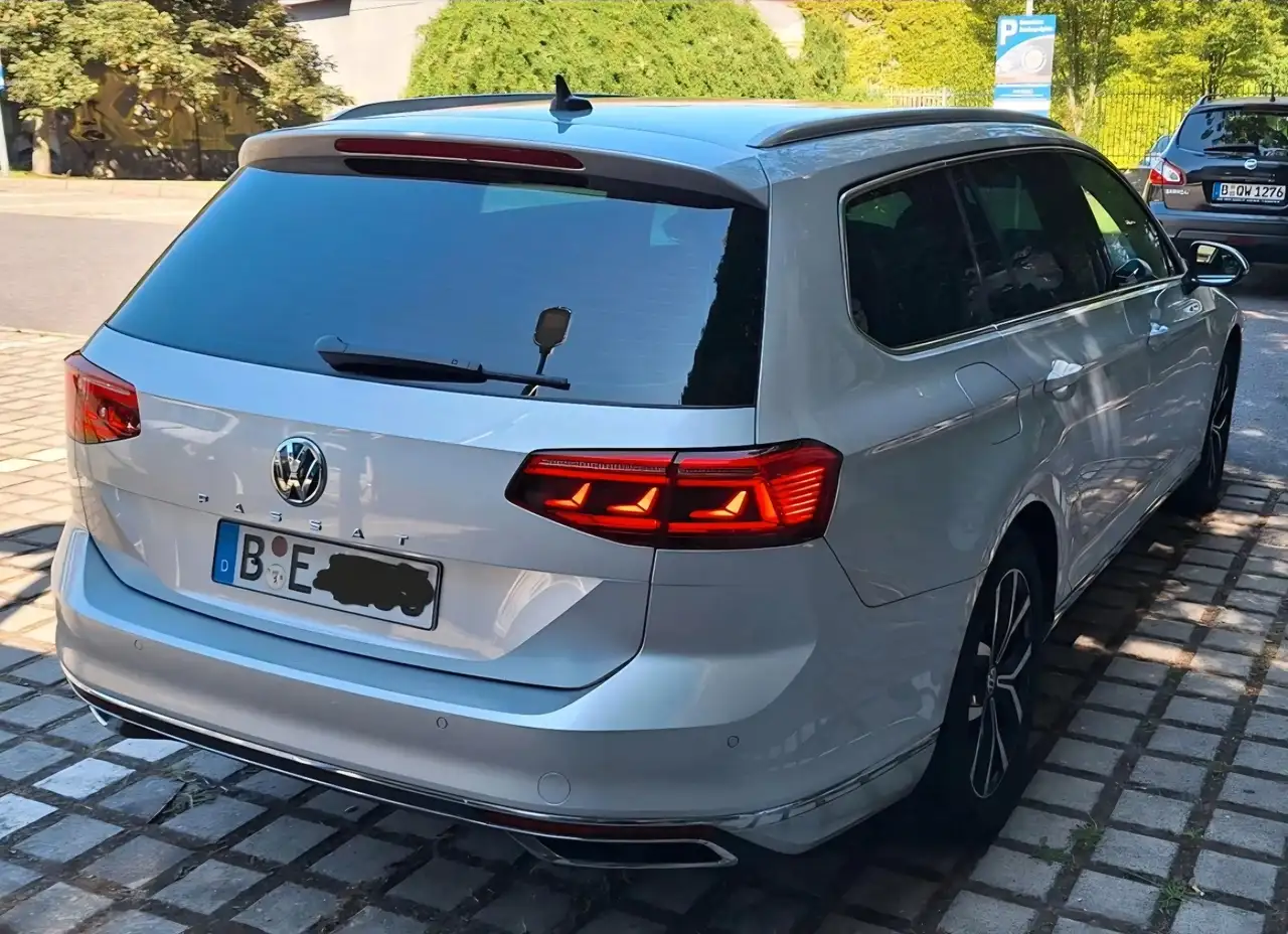 Volkswagen Passat Variant Elegance — photo 1 of 17