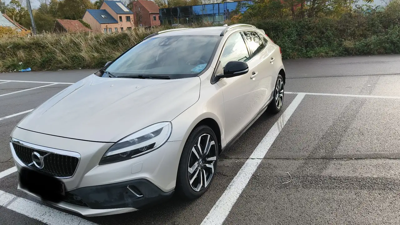 Volvo V40 Cross Country 2.0 D3 Ocean Race Geartronic — photo 1 of 8
