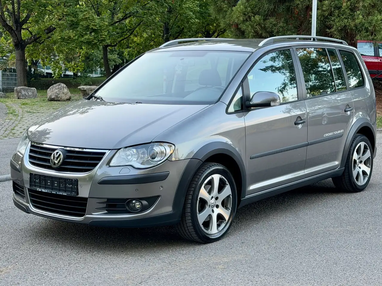 Volkswagen Touran Cross 1.4 TSI*AUTOMATIK*NAVI*PDC*BI-XENON — photo 1 of 15