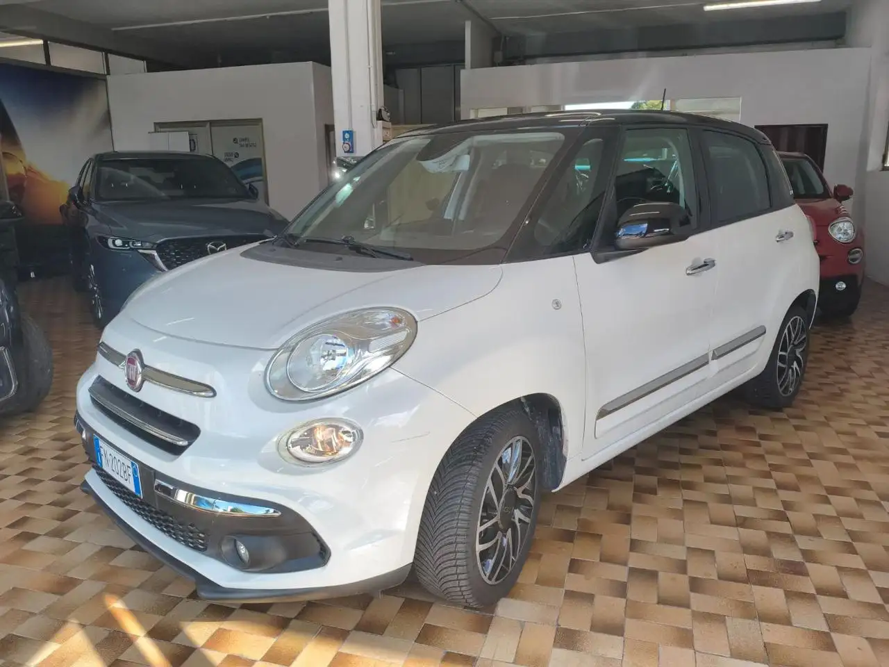 Fiat 500L MIRROR, tetto panoramico,airbag posteriori — photo 1 of 15