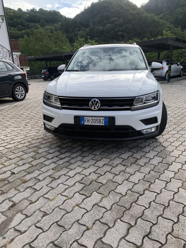 Volkswagen Tiguan — photo 1 of 8