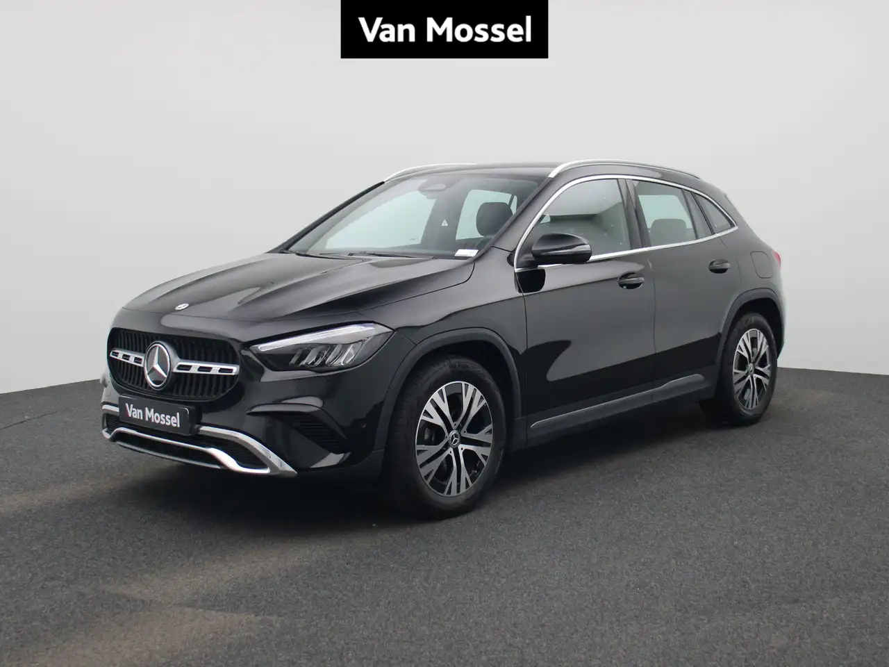 Mercedes-Benz GLA 200 Luxury Line — photo 1 of 15