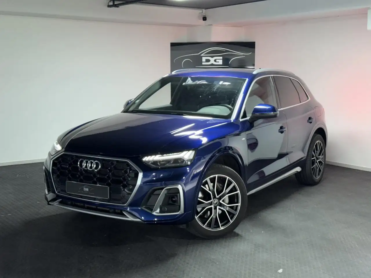 Audi Q5 50 TFSI E S LINE — photo 1 of 35