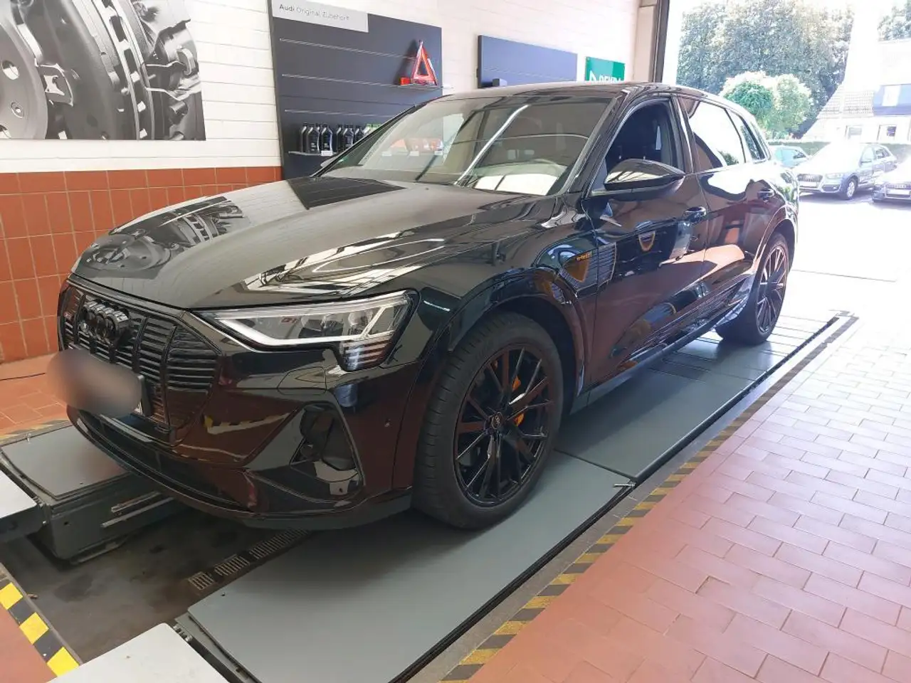 Audi e-tron 55 2x S line BLACK EDITION ACC MATRIX B&O — photo 1 of 6