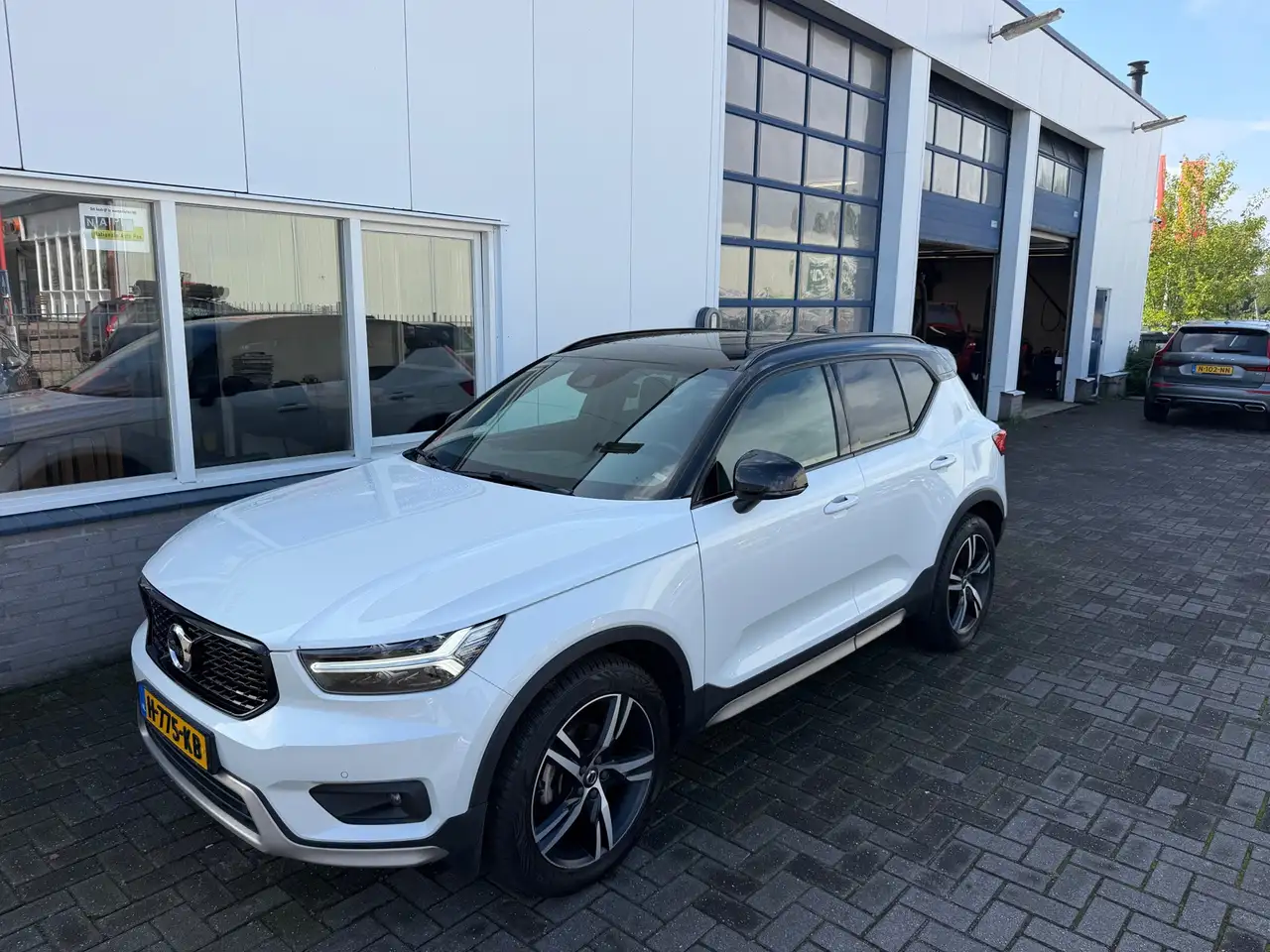 Volvo XC40 1.5 T3 R-Design — photo 1 of 29