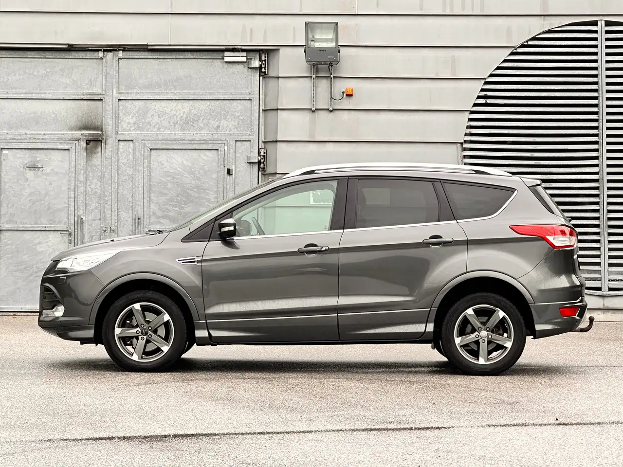 Ford Kuga 2.0 TDCi ST-Line Titanium / 4x4 / Automatik / Diesel / Euro 6 — photo 1 of 26