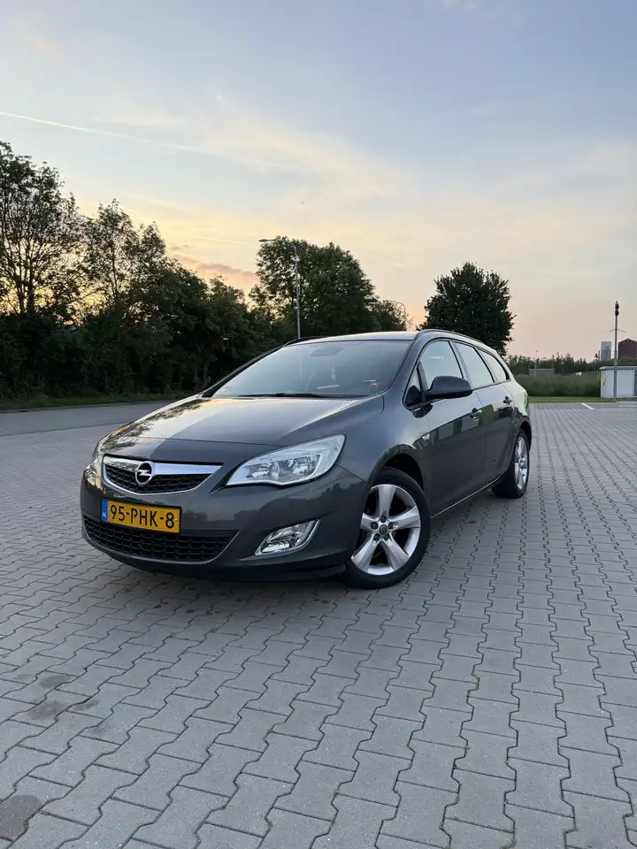 Opel Astra 1.4 Turbo Sports Tourer Edition — photo 1 of 5