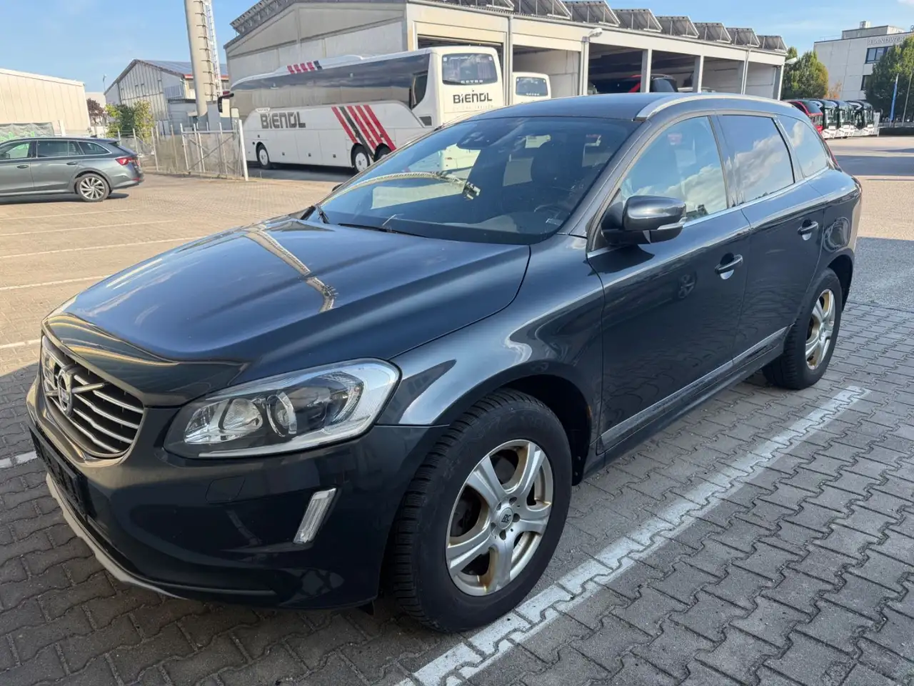 Volvo XC60 Summum 2.4 AWD D5 Aut. LEDER°AHK°XENON°PDC — photo 1 of 29
