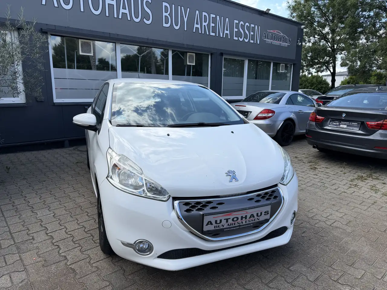 Peugeot 208 Active 1.4 e-HDi FAP 68 EGS5 Stop&Start Blue Lion Automatik Weiss — photo 1 of 20