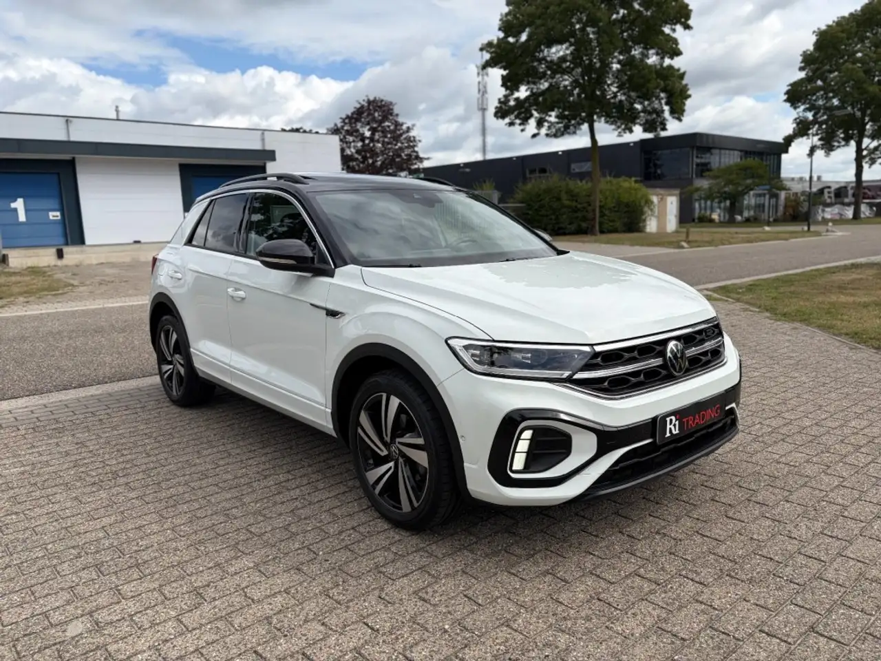 Volkswagen T-Roc 1.5 TSI R-Lne — photo 1 of 26