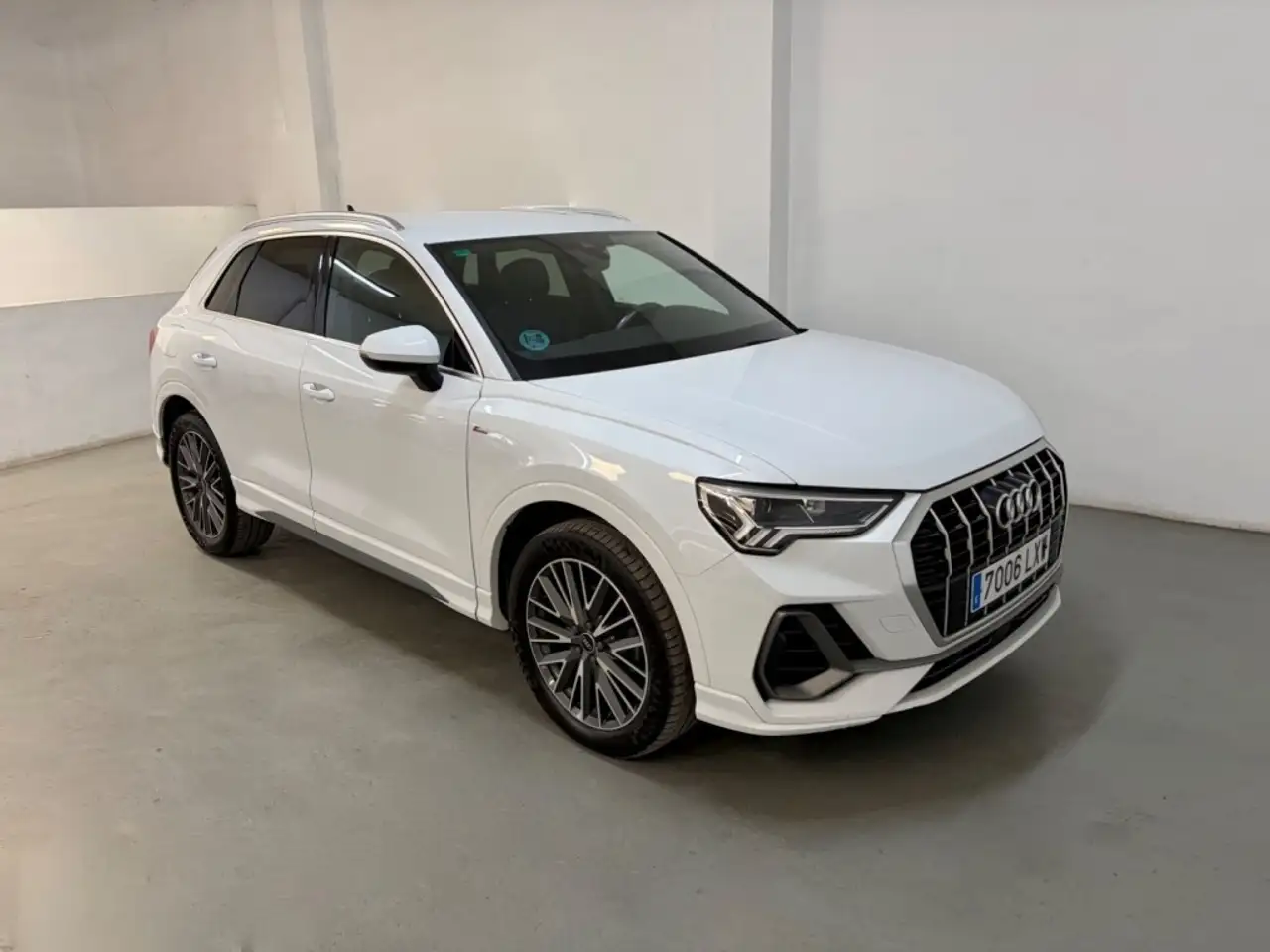 2022 Audi Q3 35 TDI S line 110kW, photograph 2
