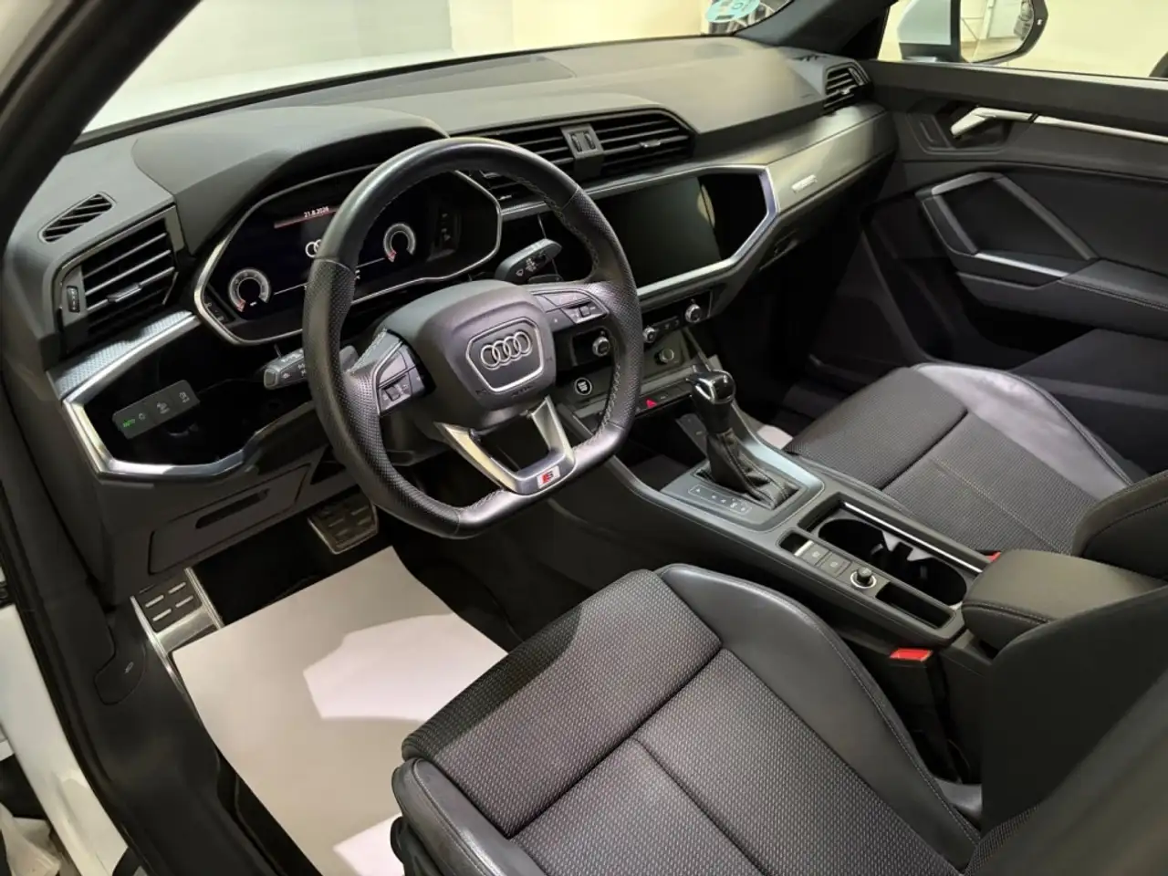 2022 Audi Q3 35 TDI S line 110kW, photograph 11
