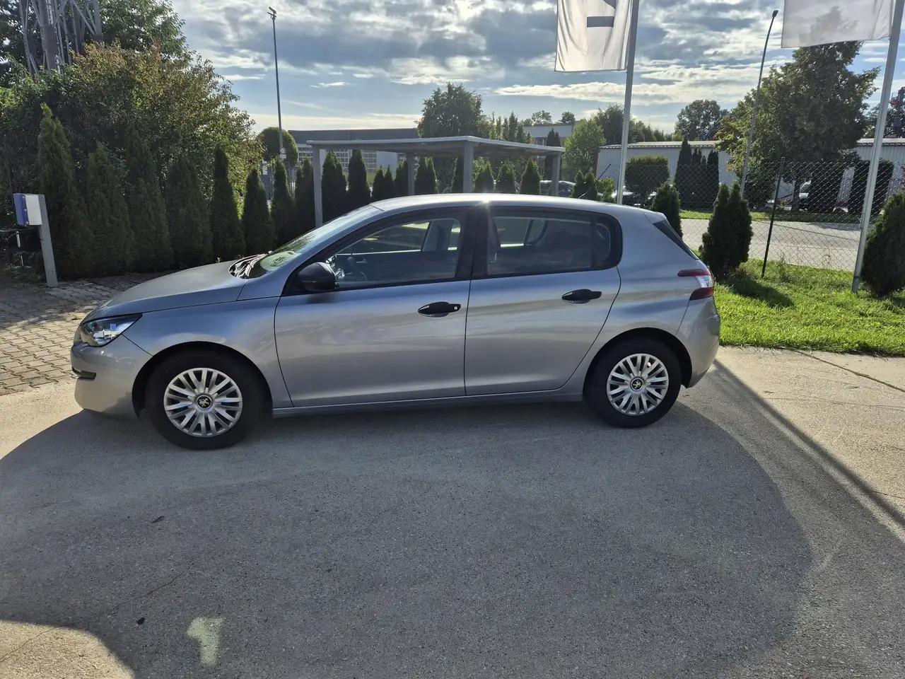 Peugeot 308 Access — photo 1 of 7