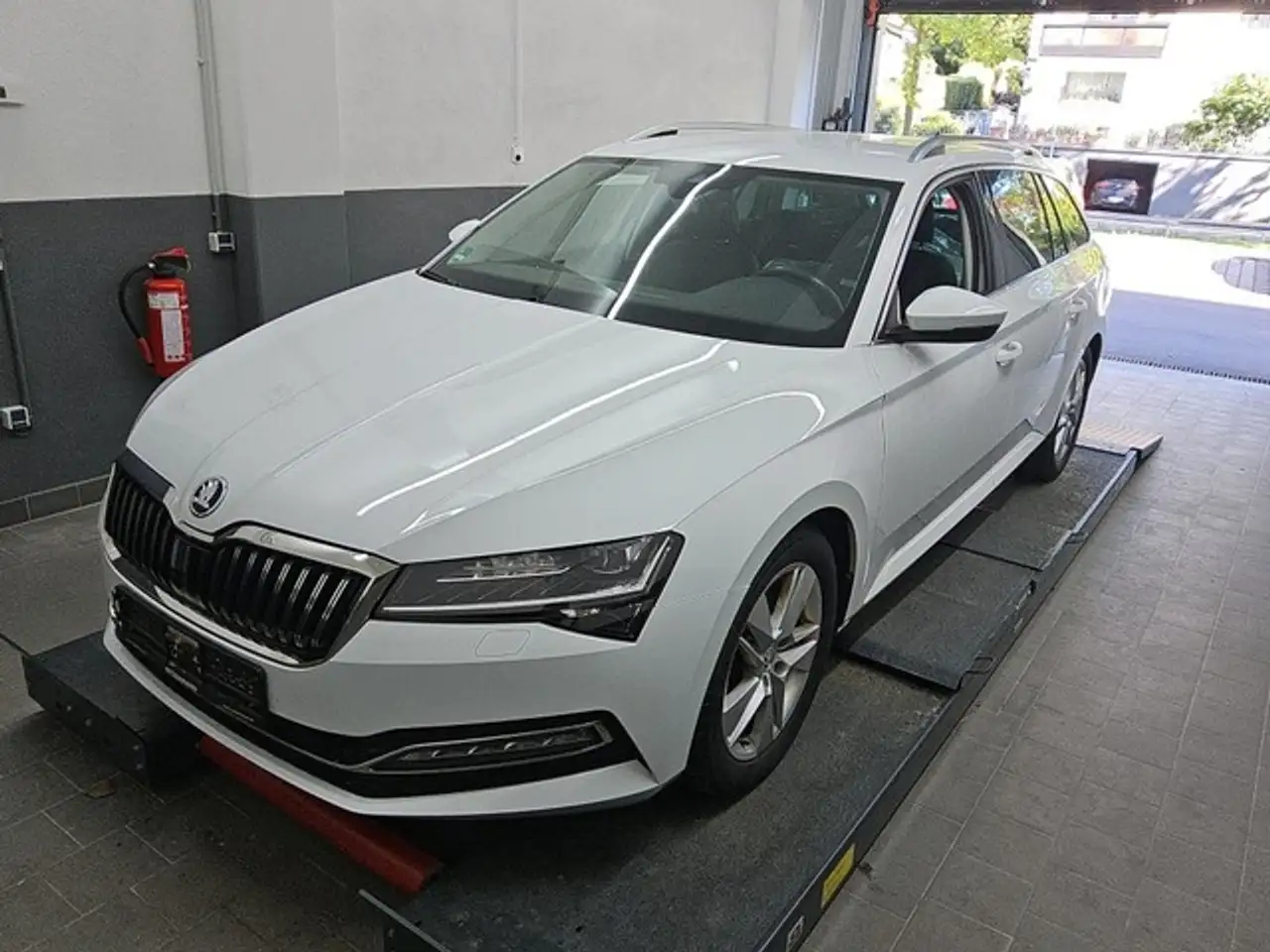 Skoda Superb Combi 2.0 TDI Style DSG Leder/AHK/StHz/18 Style — photo 1 of 10