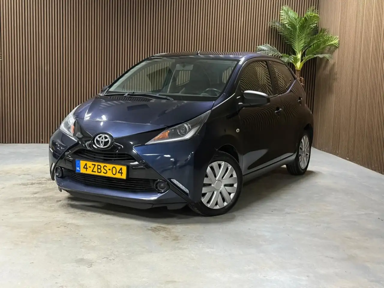 Toyota Aygo 1.0 VVT-i x-play — photo 1 of 12