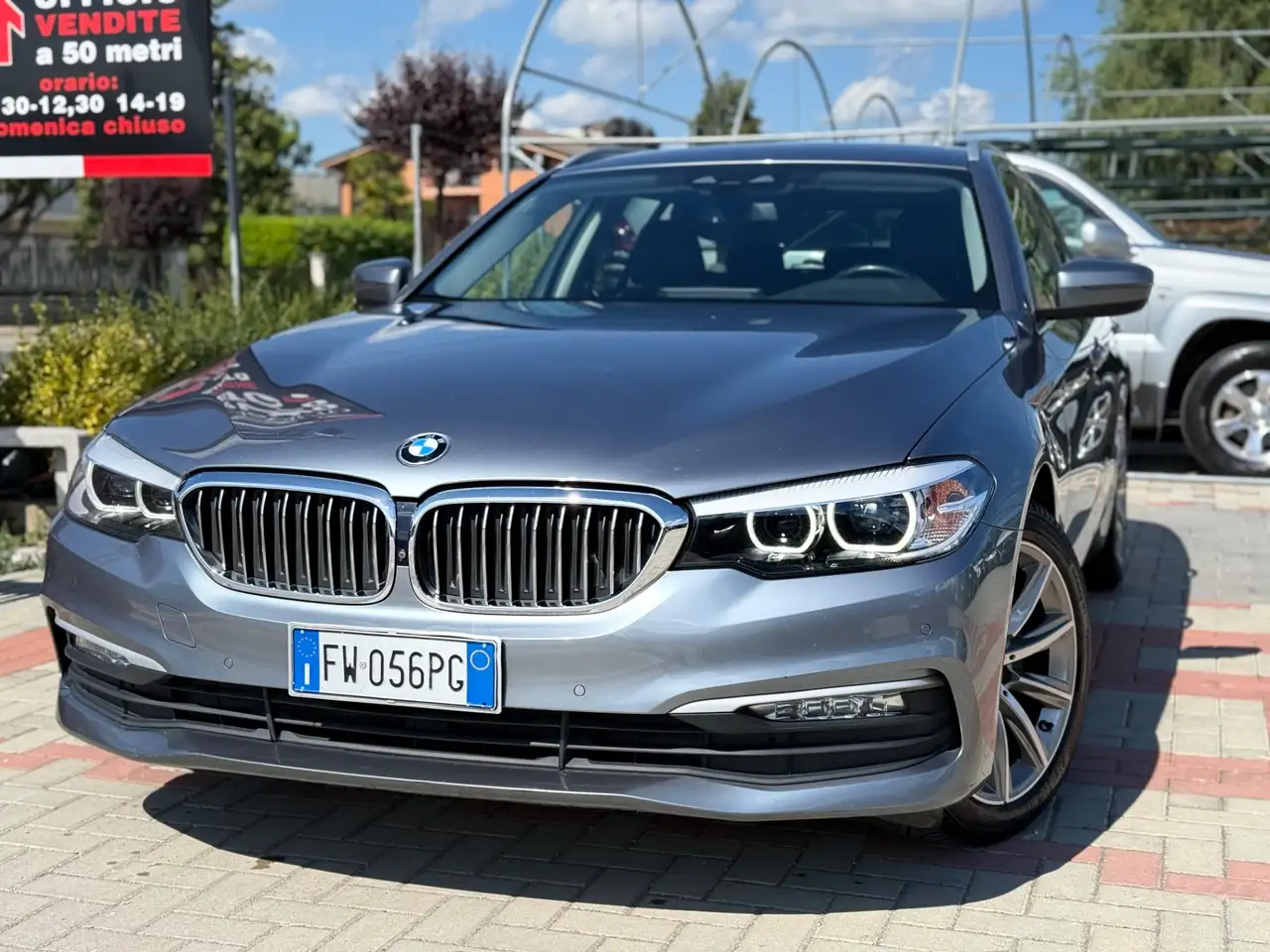 BMW 520 520d xDrive Touring Luxury — photo 1 of 23