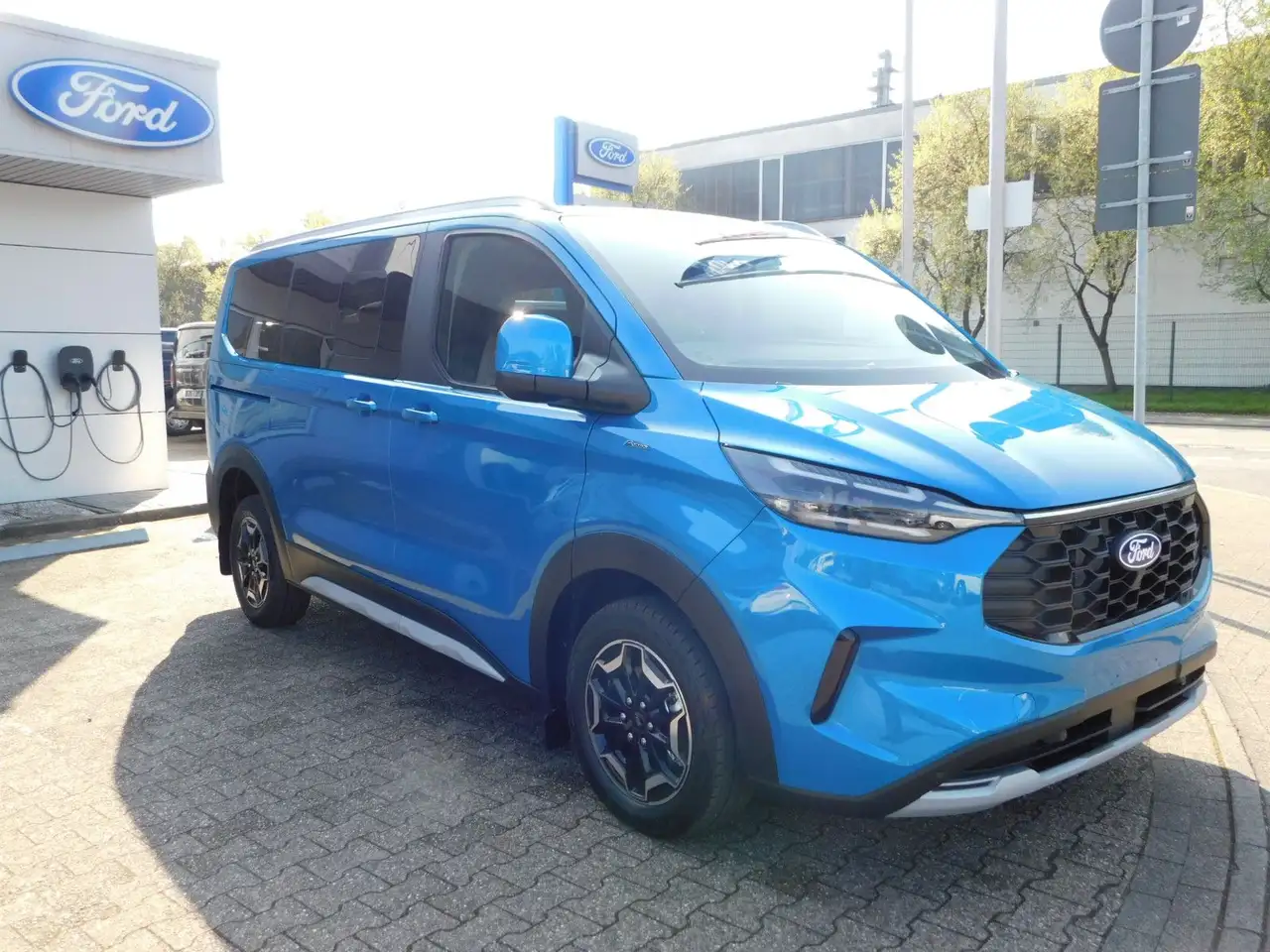 Ford Tourneo Custom 2.0 L1 Auto Active Matrix-LED/AHK — photo 1 of 17