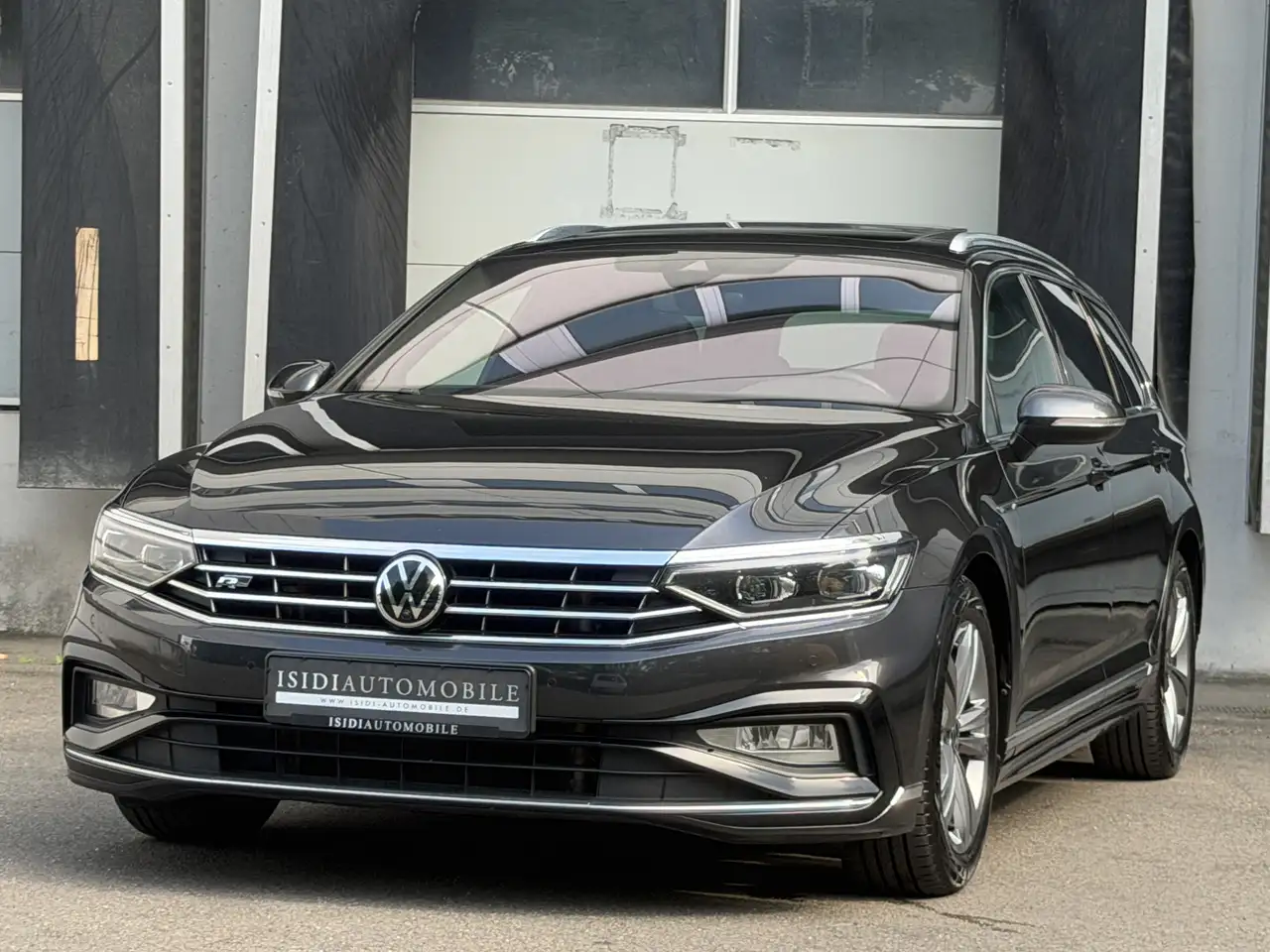 Volkswagen Passat R-Line LED Virtual Pano Massage H&K AHK — photo 1 of 40
