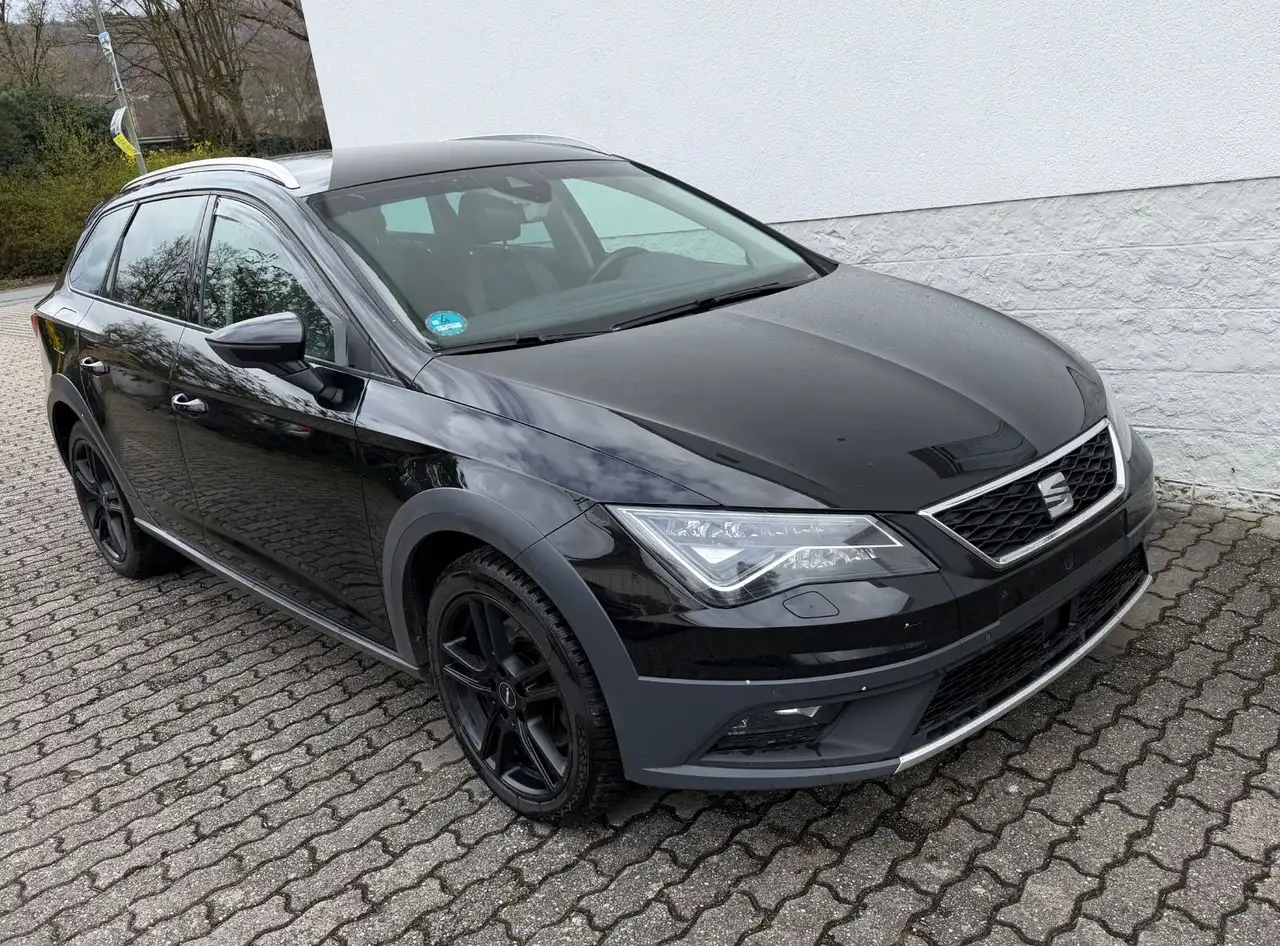 SEAT Leon ST X-Perience 2.0 TSI 4Drive DSG Virtual — photo 1 of 12