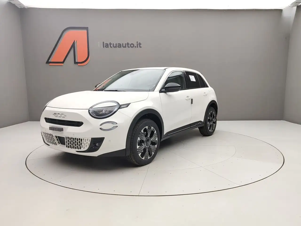Fiat 600 1.2 MHEV 110CV DCT LA PRIMA — photo 1 of 40