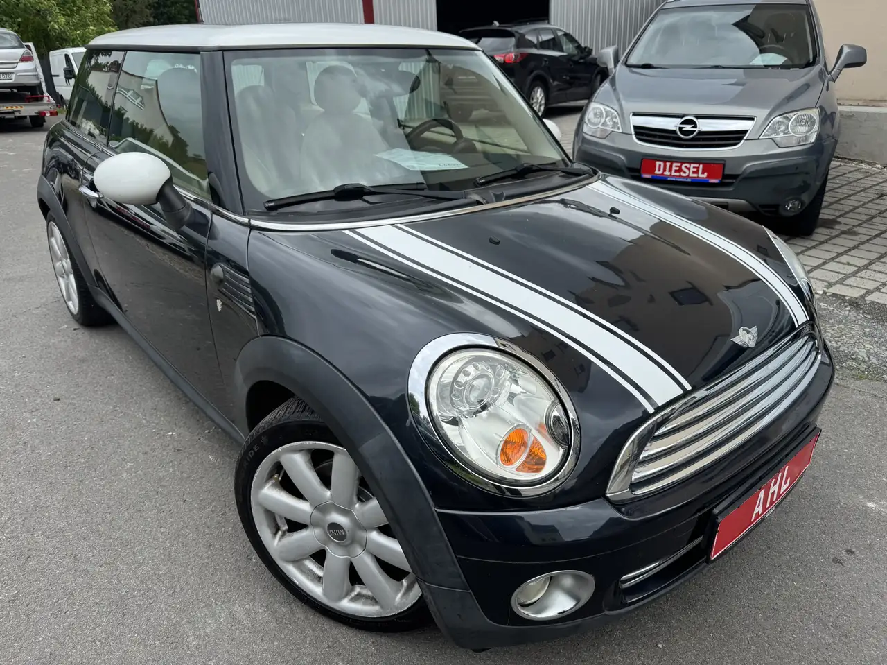 MINI One Cooper/Xenon/Panorama/Temp/Leder/Klima/Alu/TÜV 09-2027 — photo 1 of 15