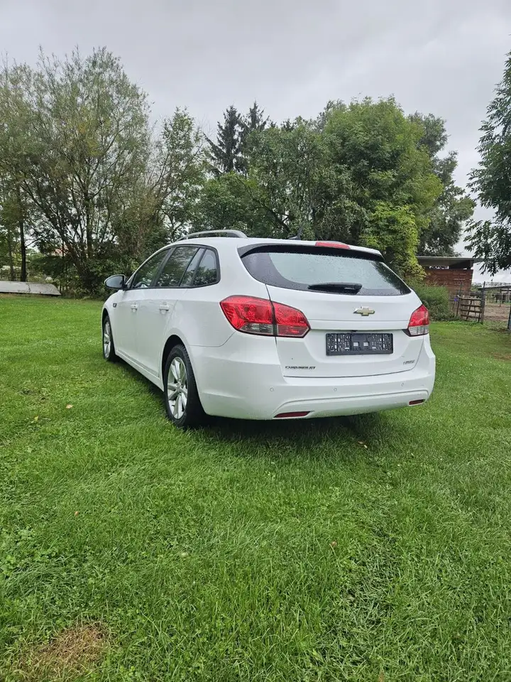 Chevrolet Cruze Station Wagon LT+ — photo 1 of 15