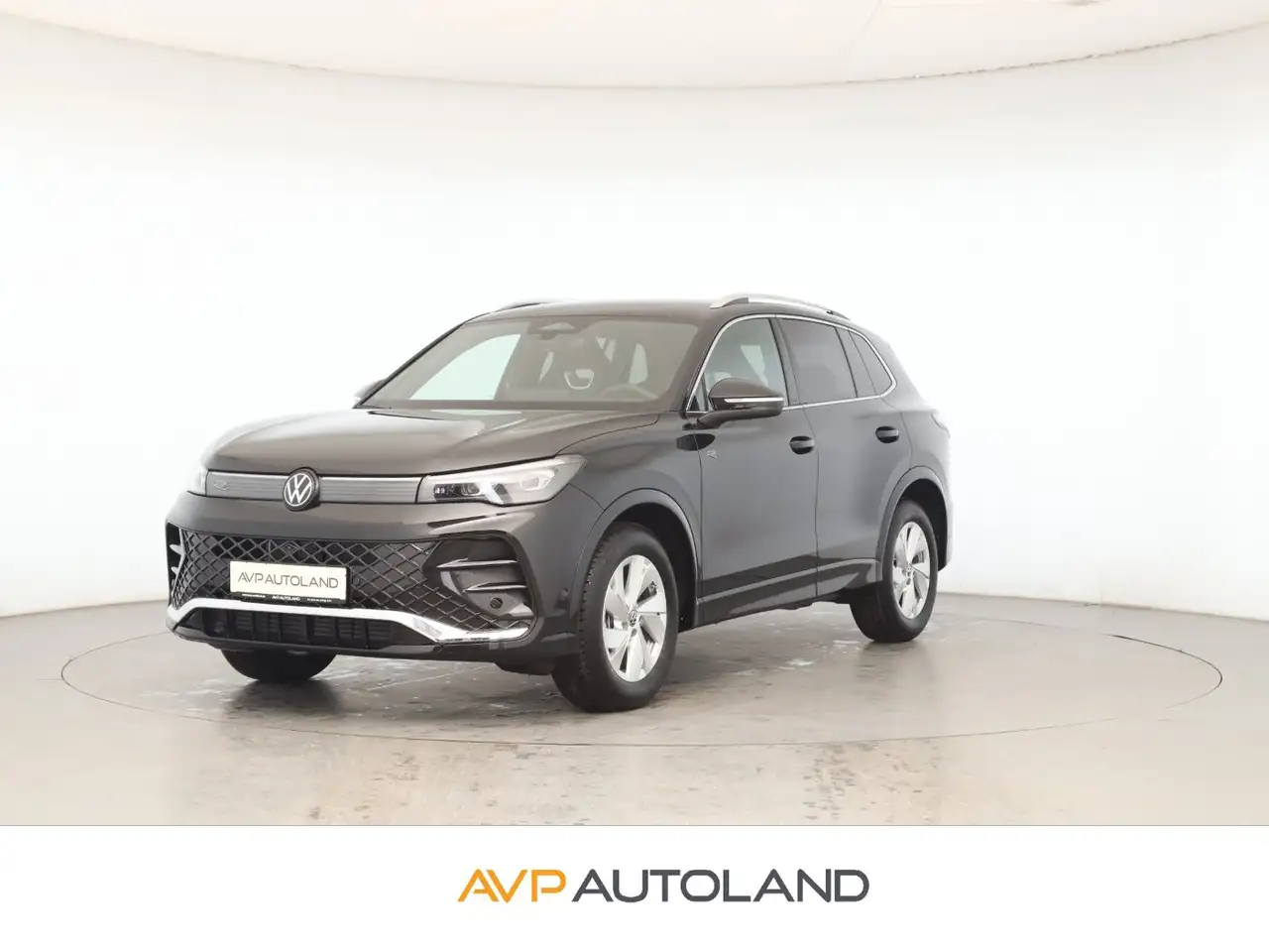 Volkswagen Tiguan 1.5 eTSI DSG R-Line | 5J GAR. | WKR ALU | — photo 1 of 15