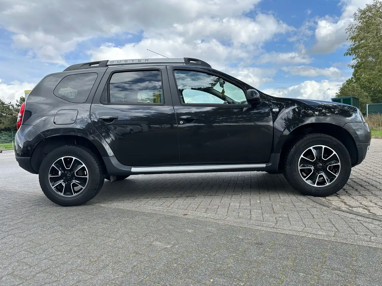 Dacia Duster Black Shadow 4x2,1HAND,KAMERA,SCHECKHEFT — photo 1 of 30