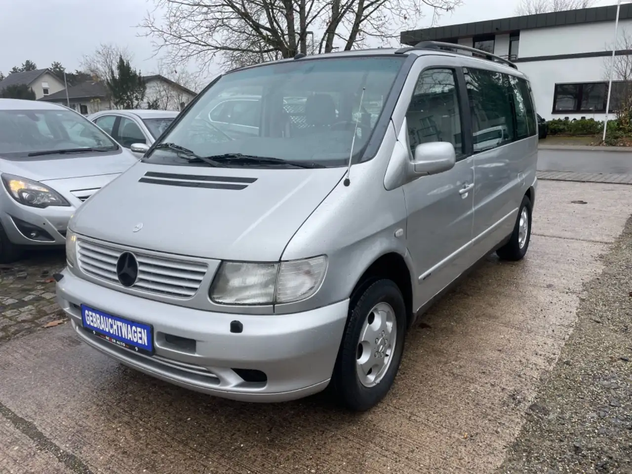 Mercedes-Benz V 220 CDI AUTOMATIK mit Rollstuhl-Rampe TÜV NEU — photo 1 of 13
