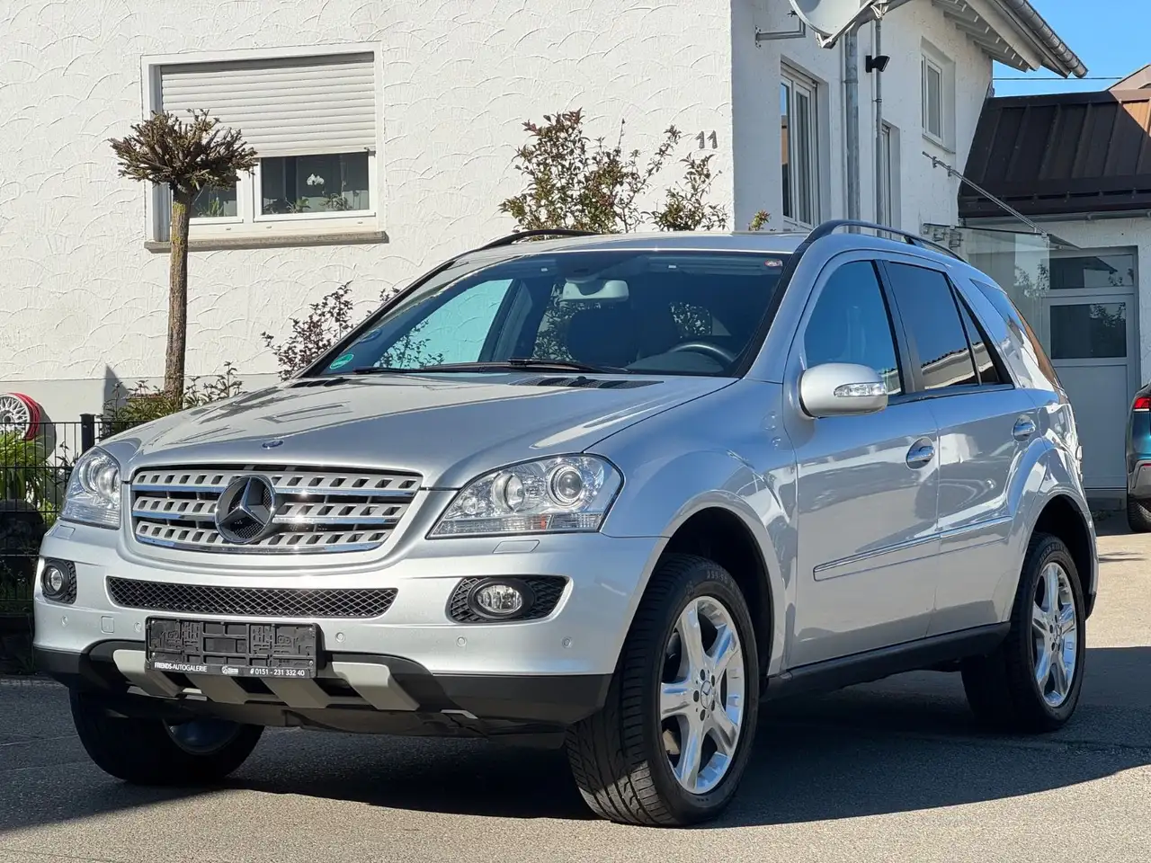 Mercedes-Benz ML 350 4 MATIC ALLRAD*GARANTIE*ALCANTARA*AHK* — photo 1 of 38