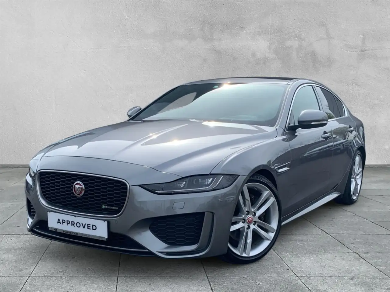 Jaguar XE R-DYNAMIC SE D180 HEAD-UP+DAB+KEYLESS ENTRY — photo 1 of 14