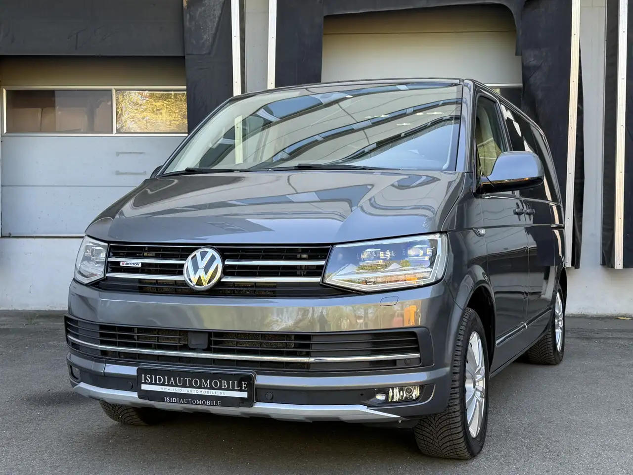 Volkswagen T6 Multivan Highline 4-M LED ACC Standheizung — photo 1 of 40