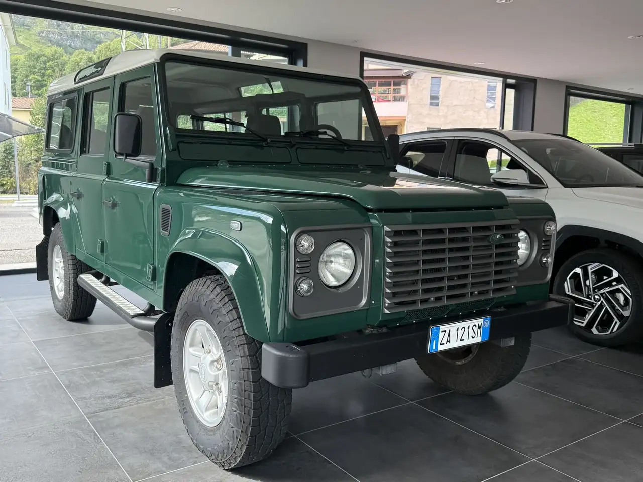 Land Rover Defender Defender 110 2.5 td5 SE SW | 9 POSTI AUTOVETTURA — photo 1 of 15