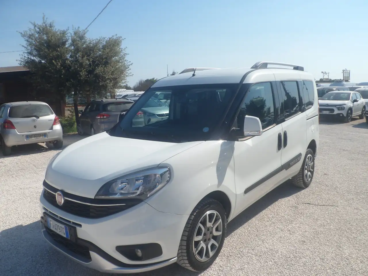 Fiat Doblo 5 posti autovettura trekking — photo 1 of 13