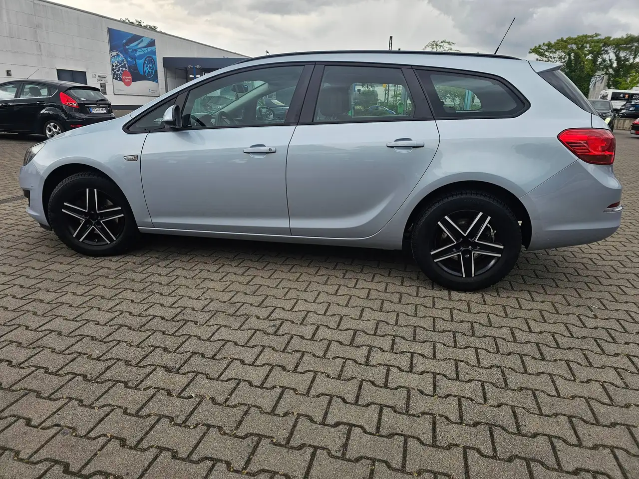 Opel Astra 1.6 CDTI DPF ecoFLEX Sports Tourer,Klima,ZV,el.Fenster,Tuv06/28 — photo 1 of 17