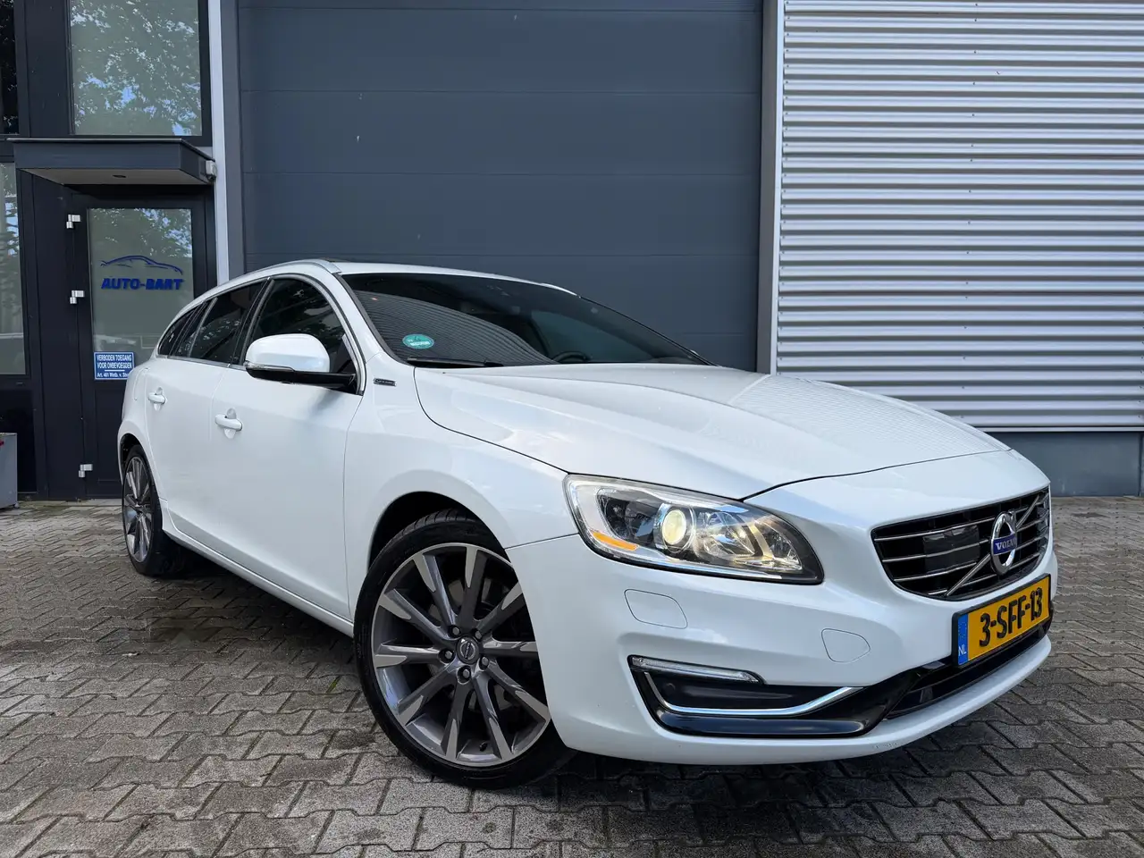 Volvo V60 2.4 D6 AWD Plug-In Hybrid Summum | vol opties | — photo 1 of 24
