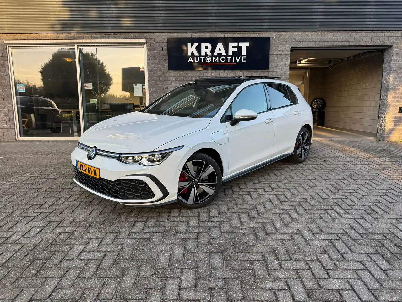 Volkswagen Golf GTE 1.4 eHybrid | PANO | Head-up | IQ Light | Ambient — photo 1 of 26