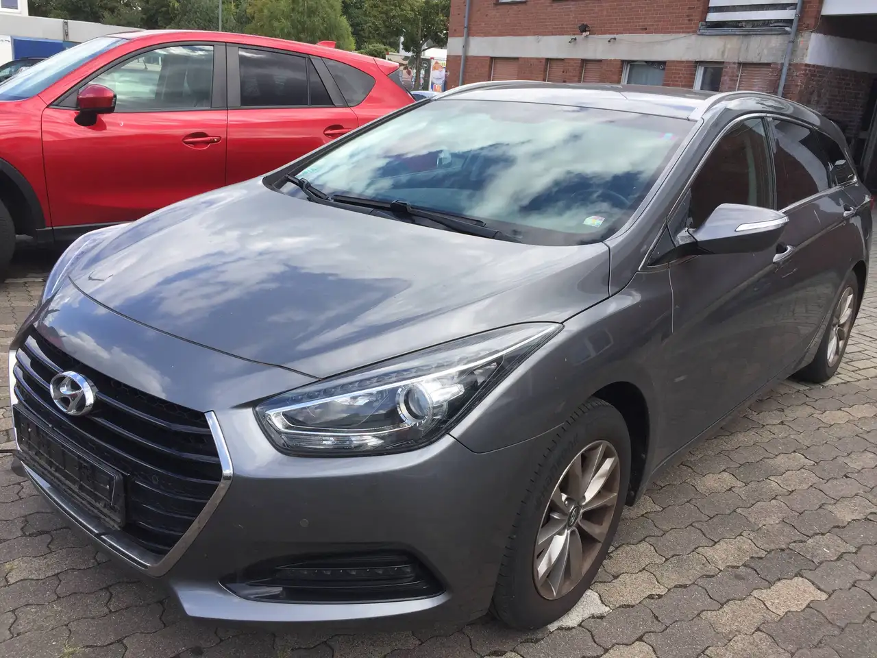 Hyundai i40 i40cw i40cw 1.6 Fifa World Cup Edition — photo 1 of 8
