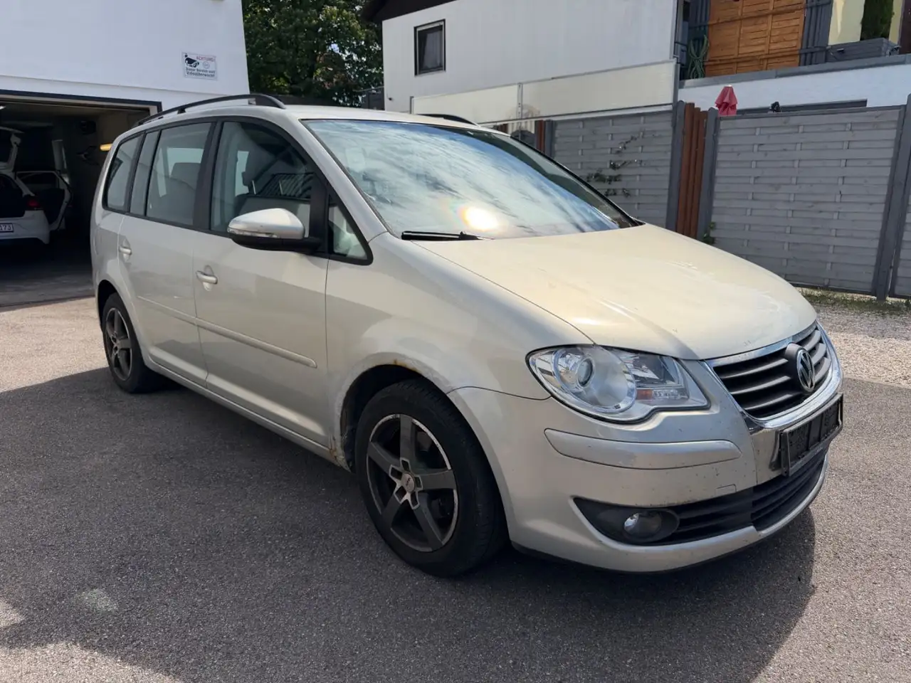 Volkswagen Touran Trendline 7 Sitzer — photo 1 of 14