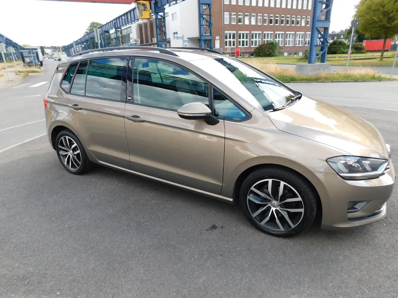 Volkswagen Golf Sportsvan VII Sound BMT/Start-Stop — photo 1 of 40