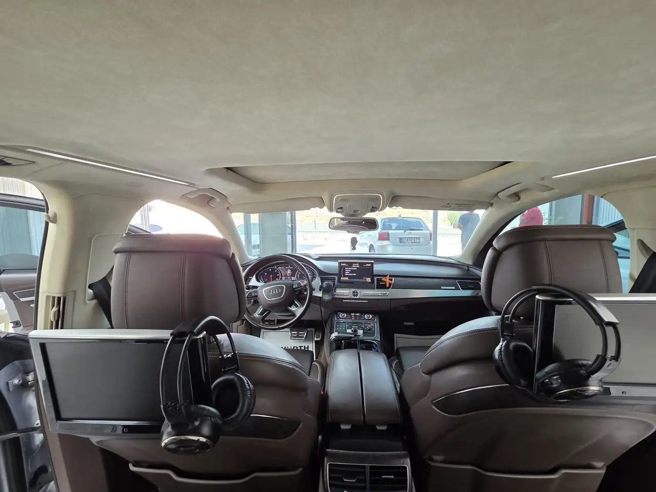 Audi A8 4.2 TDI DPF (clean diesel) quattro tiptronic — photo 1 of 19
