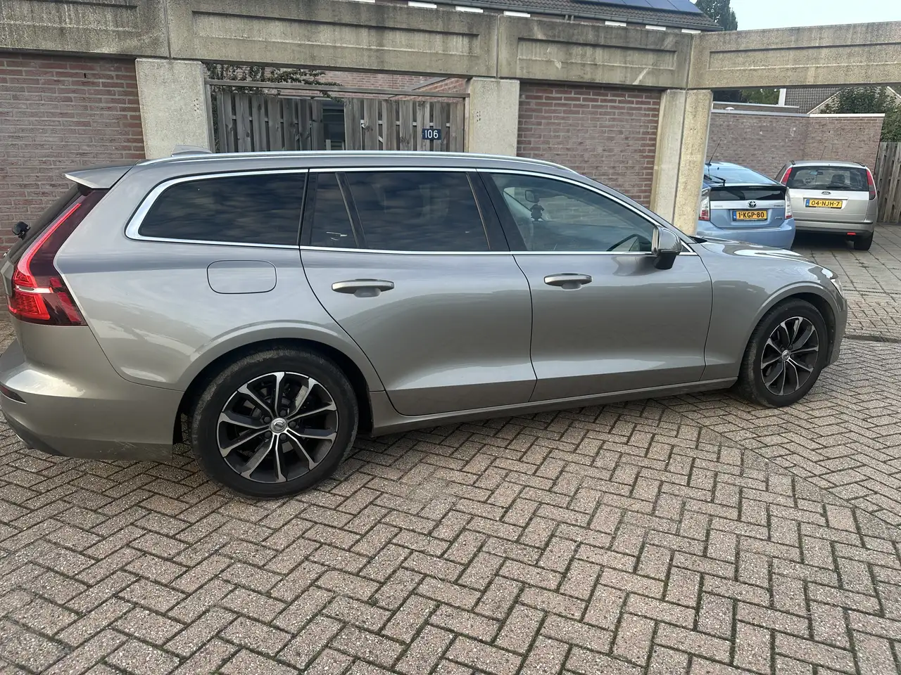 Volvo V60 2.0 D3 — photo 1 of 20