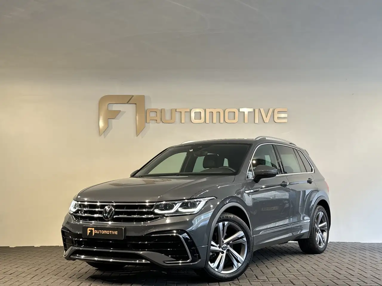 Volkswagen Tiguan 1.5 TSI R-Line Business IQ Lights|ACC|Sfeer|Lane A — photo 1 of 32